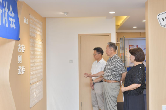 何开四(中)与郎德辉(左一)、杨菁芝(右一)了解存古学堂百年演变