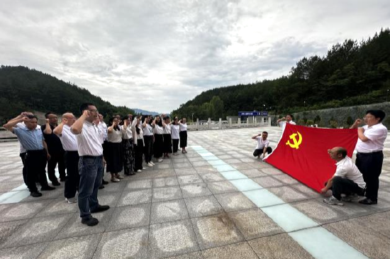 缅忆英豪担道义,概怀征程写鸿篇