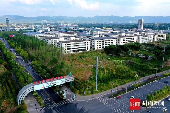 四川大竹经济开发区入口。曾业 摄