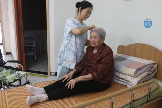 渠县乐康养护院护工照顾老人