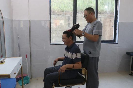 理发室免费理发