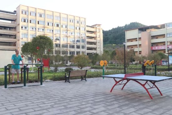 晚饭后,老人在健身休息