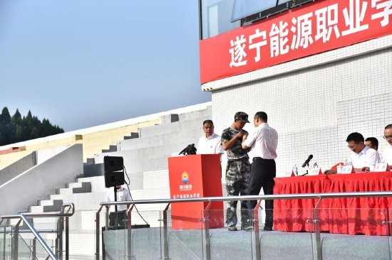 （学院党支部书记、理事长黄林为新生佩戴校徽、向军训团团长授军训团旗并与教官交流）