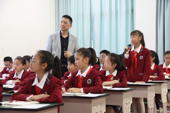 寧波市奉化區鳳鳴未來學校郭昶書記同課異構《漫畫的啟示》