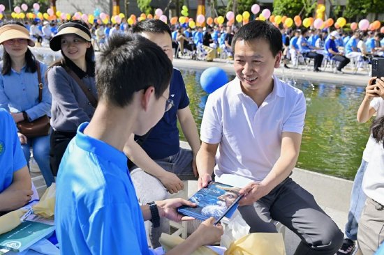 家长为学生赠送书籍