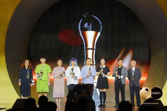 大赛评委、中国电影美术学会秘书长及协同创新中心主任黄非(左一)等嘉宾为最佳视觉设计作品颁奖