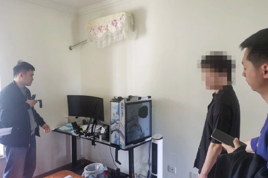 民警抓捕现场(成都青羊公安供图)