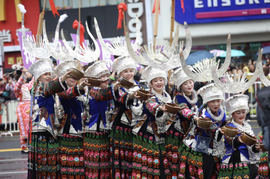 图为2024年“娱”在贵阳·民族团结巡游大联欢活动现场