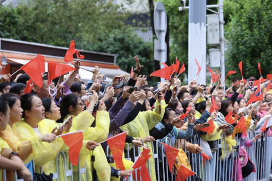 图为2024年“娱”在贵阳·民族团结巡游大联欢活动现场