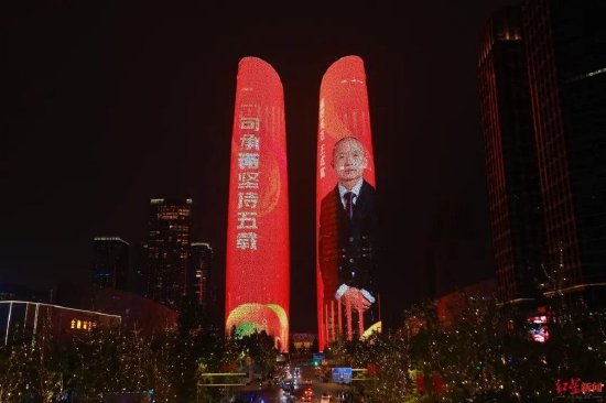 ▲道德模范点亮天府双塔