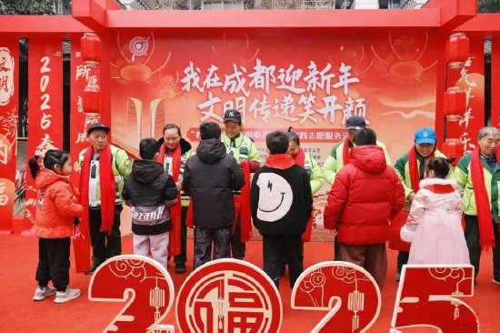▲2025年春节期间,成都市文明办开展“我在成都迎新年 文明传递笑开颜”主题文明实践活动,组织少先队员向环卫工人送上新年福包,致敬劳动者。