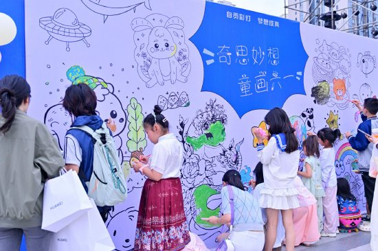 “六一”儿童节活动现场涂鸦。活动主办方供图