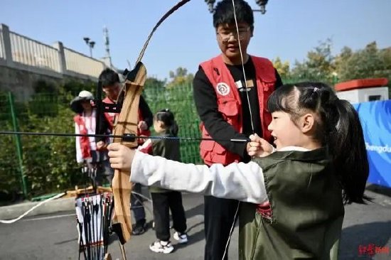 小朋友们正在体验射击、射箭运动