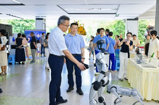 发布会现场的人工智能成果展示