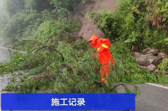 養路段工作人員第一時間趕到現場清障通路