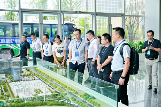 (参赛团队参观宜宾市新能源产业有限公司)