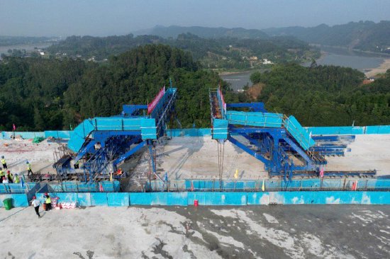 最后一方混凝土浇筑完成,两河口特大桥顺利实现双幅贯通
