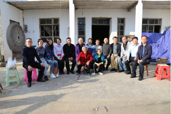 陈章武教授及兴华助学基金会爱心人士同受助学生家庭合影 刘新见/摄