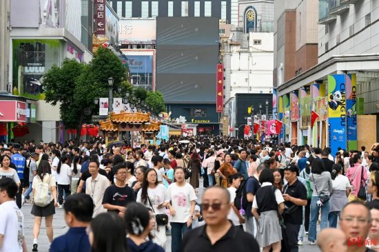 ▲2025年10月3日,四川省成都市,春熙路商圈的游客