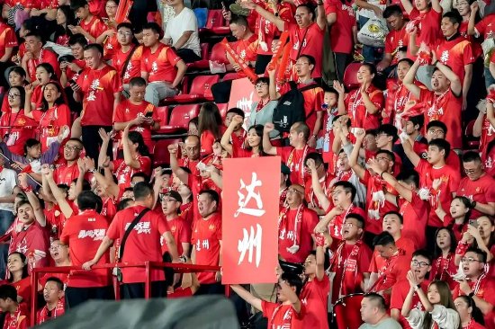 达州球迷为球员们加油助威。(图据达州融媒)