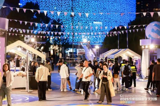 ▲2025年9月28日至10月7日，交子大道1公里潮玩街区开街。图源：成都市数字文化创意产业协会