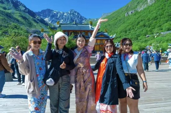 ▲入境游客游九寨沟（九寨沟供图）