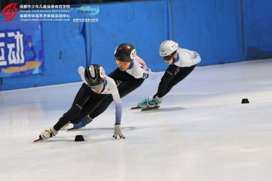 “快乐之星”2025成都青少年短道速滑比赛举行