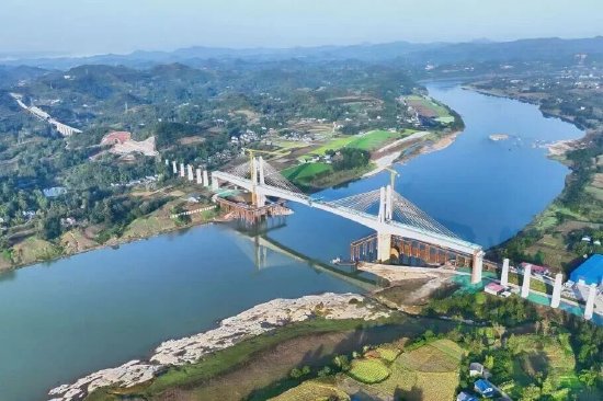 成达万高铁控制性工程——渠江特大桥顺利合龙