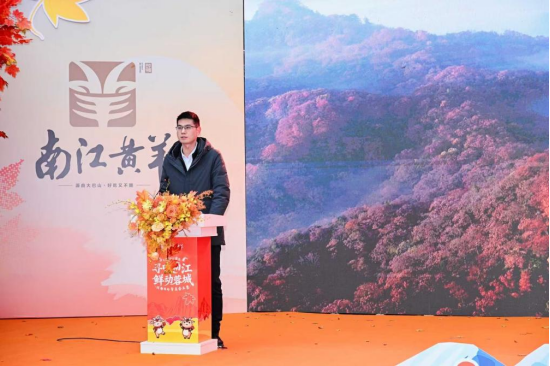 （图）巴中市南江黄羊科学研究所所长蒋康进行品种专业解读