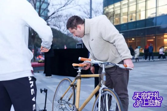 ▲消费者体验阿布环保科技自行车