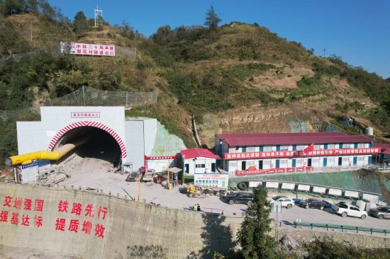 梨花村隧道贯通&nbsp; 图/京昆高速铁路西昆有限公司