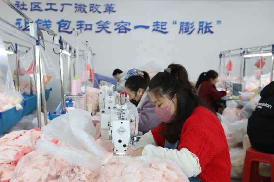 李仕利在车间工作