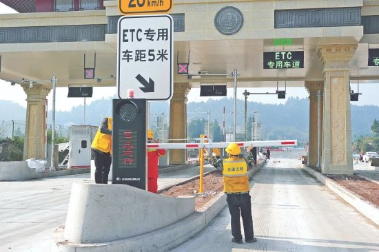 工人忙着调试设备。