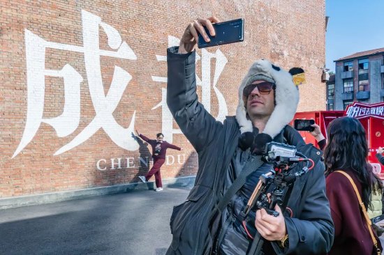 外国游客打卡东郊记忆 摄影：邓显杰