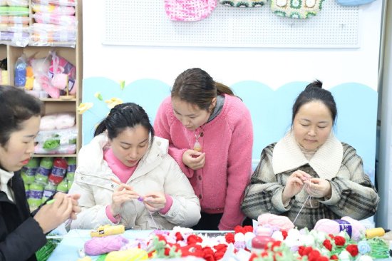 钩针编织培训讲师黄家指导学员钩针编织