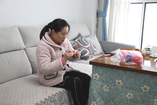 宝妈陈兴燕居家进行工作