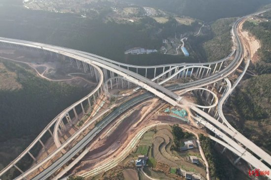 ▲周家河枢纽互通桥梁架设完成