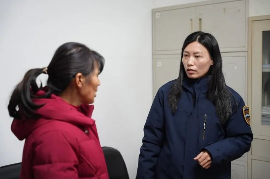 ▲当事人与人社局工作人员交流