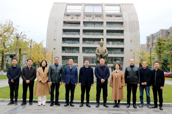 学校党委书记向绍江带队走访石室天府中学。