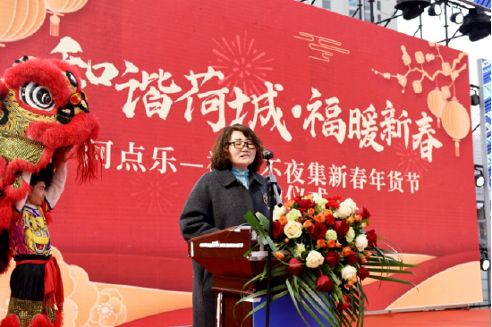 贵州金众承商业管理有限公司董事长谢显菊宣布开街