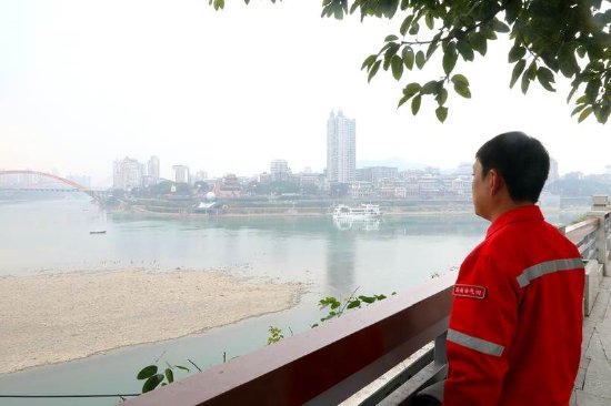 管护人员巡线途中经过分会场