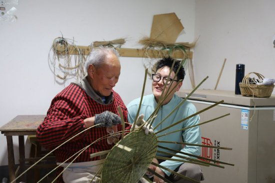 网络达人采访竹编手艺人（黄攀摄）