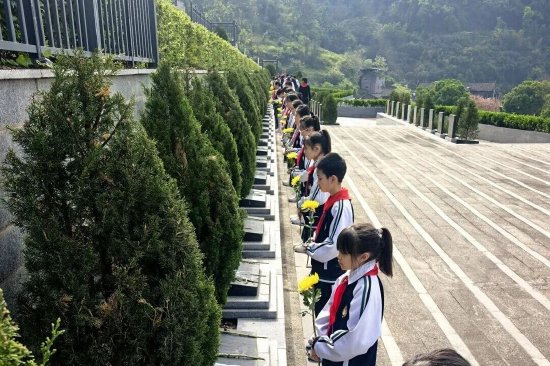 为烈士敬献鲜花