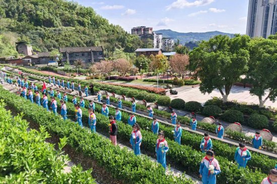 祭扫活动现场，学生们在烈士墓前默哀