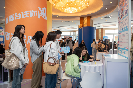 招聘会现场,多家企业负责人谈到这座城市给予的成长土壤,以及对年轻人才的渴望 摄影 李冬