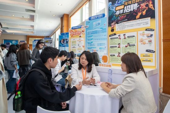 70余家企业参与招聘会 摄影 李冬