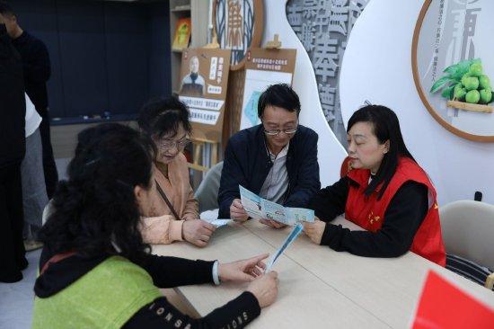 工作人员上门走访，为居民讲解政策