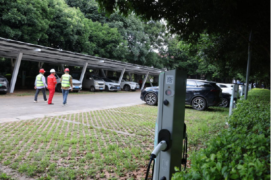 云南民族大学雨花校区内的车棚光伏