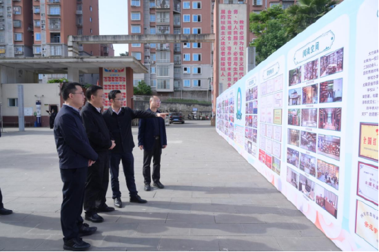 与会领导参观全民阅读成果展（大竹县委宣传部供图）