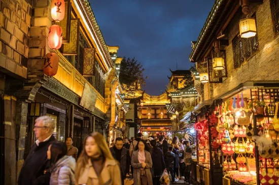 成都市街头夜景（图/视觉中国）